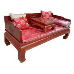 Sofa oipum avec coussins rouges et tablette